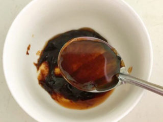 2、素炒千叶豆腐,调制碗汁：在碗里加入蚝油，红辣油