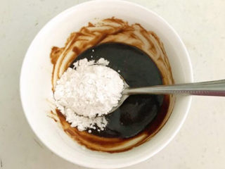 4、素炒千叶豆腐,加入玉米淀粉，调匀