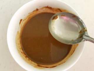 5、素炒千叶豆腐,加入芝麻油，调匀备用