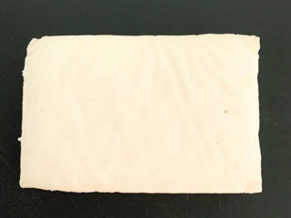 6、素炒千叶豆腐,用厨房用纸吸除千叶豆腐外面的水份