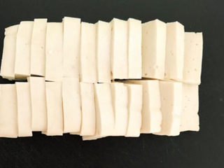 7、素炒千叶豆腐,把千页豆腐切成小片