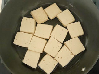 8、素炒千叶豆腐,炒锅烧热后加入千叶豆腐，全程小火煎制