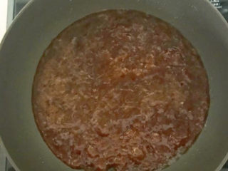 11、素炒千叶豆腐,炒锅烧热后加入玉米油，油烧热后倒入调好的碗汁