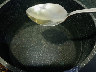 6、油菜豆腐,另起一个锅,加水,加油;