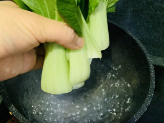 8、油菜豆腐,水煮开,把油菜放入;