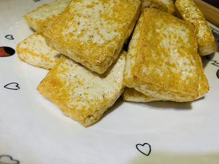 11、油菜豆腐,先把炸好的豆腐捞出放在盘里;