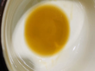 12、油菜豆腐,取一个碗,加料酒;