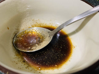 15、油菜豆腐,叫少许椒盐,搅拌均匀,加适量清水调成料汁;