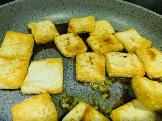 17、油菜豆腐,倒入炸好的豆腐,并倒入调好的料汁;