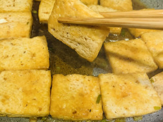 18、油菜豆腐,焖煮两分钟,就可以了;