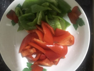 3、家常烧豆腐,装入盘中备用，腾空间，因为菜板还要切其他的食材