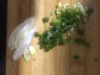 5、家常烧豆腐,把适量的大葱切片，小葱切成葱花