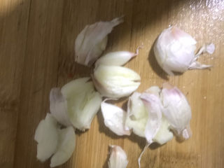 6、家常烧豆腐,大蒜直接拍碎，再剥皮，洗干净