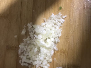 7、家常烧豆腐,然后切成蒜末备用