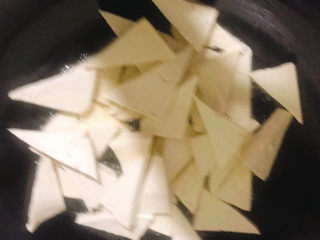 10、家常烧豆腐,油热后倒入豆腐，小火慢慢煎，煎豆腐需要耐心