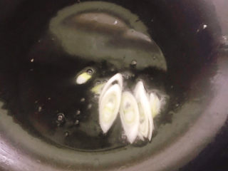 14、家常烧豆腐,锅里留底油下大葱炒香