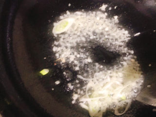 15、家常烧豆腐,然后下蒜末炒香