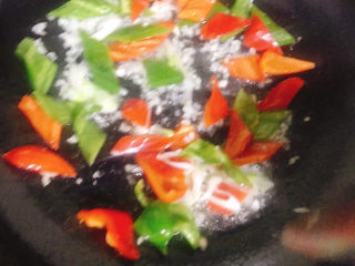 16、家常烧豆腐,下青椒和红椒翻炒几下