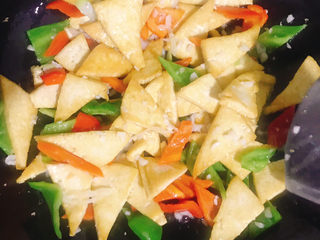 17、家常烧豆腐,下入煎好的豆腐继续翻炒片刻