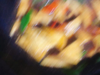 18、家常烧豆腐,倒入调好的料汁，翻炒均匀，不停的翻动，防止糊锅，这步没有拍好