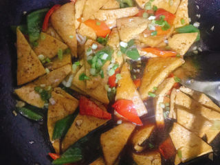 20、家常烧豆腐,撒上葱花翻炒均匀即可出锅