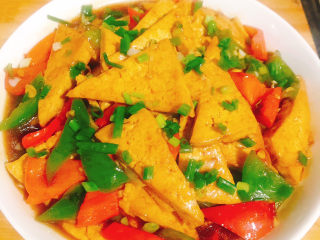 21、家常烧豆腐,盛入盘中撒上葱花，即可端上餐桌，开饭了