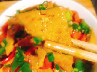 22、家常烧豆腐,每一块豆腐都是金黄闪亮，色泽诱人，看着就有食欲，超级好吃，两个孩子都说好吃，都吃了好多，孩子们喜欢吃就是对妈妈厨艺的肯定????????