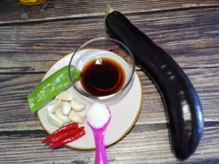 1、菊花茄子,准备材料，茄子尽量原则粗细均匀直一点的