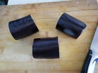 2、菊花茄子,将长茄子均匀的切成5-8厘米长的段