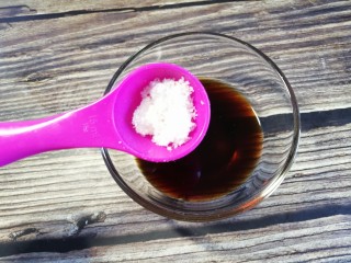 5、菊花茄子,白糖和醋均匀混合备用