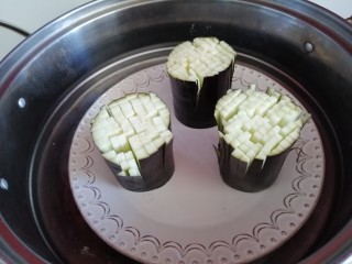 6、菊花茄子,将茄子放入烧开的蒸锅中大火蒸8分钟左右即可