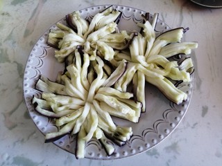 8、菊花茄子,蒸好的茄子用筷子整理一下，整理出花的形状