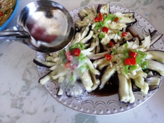 11、菊花茄子,锅烧热油，然后将热油淋在辣椒蒜末上即可