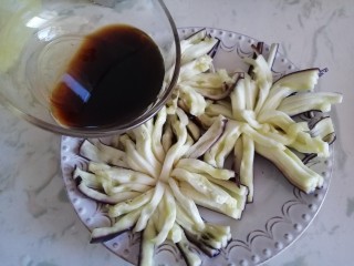 9、菊花茄子,将糖醋混合液浇在茄子上