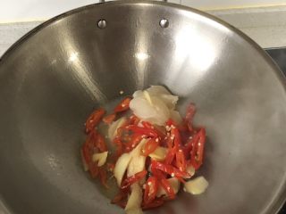 2、泡椒魔芋丝,锅中加少许油，下泡椒、姜、萝卜