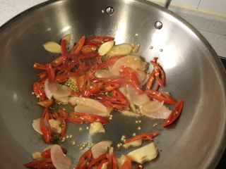 3、泡椒魔芋丝,把它们爆出香味