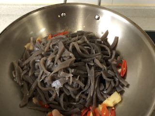 4、泡椒魔芋丝,炒香后加入魔芋豆腐，翻炒2-3分钟