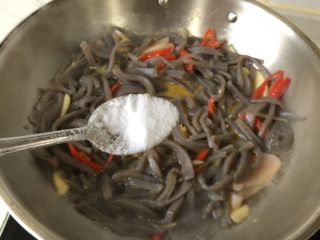 5、泡椒魔芋丝,加适量水、水不要多，加一点盐