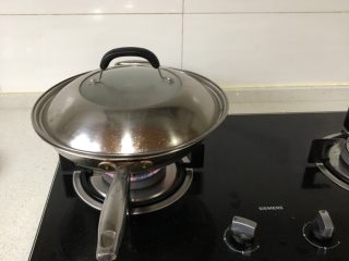 6、泡椒魔芋丝,盖着盖子烧十来分钟，让其更加入味