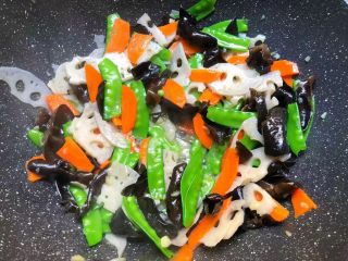 9、荷塘小炒,再加入少许鸡精和少许白糖翻炒均匀,即可出锅。