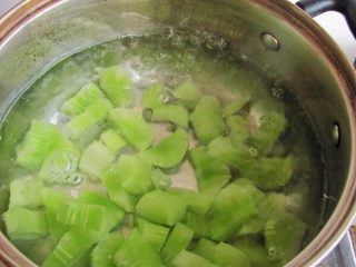 2、正宗毛血旺,莴笋去皮，切块。锅中加少许盐把莴笋焯烫一下。