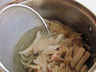 4、正宗毛血旺,牛百叶，焯烫。