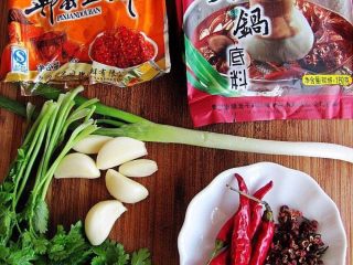 7、正宗毛血旺,把所有的调味准备好。