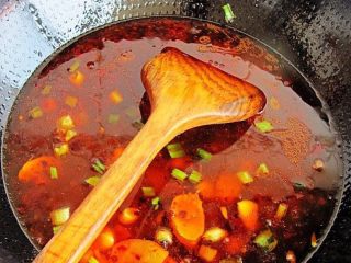 10、正宗毛血旺,加入适量的清水。