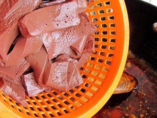 13、正宗毛血旺,然后放入血块