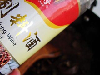 15、正宗毛血旺,加入料酒，煮上5-8分钟