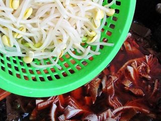 17、正宗毛血旺,加入黄豆芽