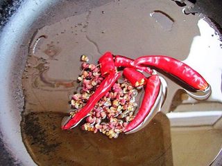 19、正宗毛血旺,这个时候，拿出另外一个锅放入油和香油，小火炸香花椒和干辣椒。