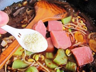 20、正宗毛血旺,然后放入火腿，鸡精，盐（适量）关火（视情况而定）