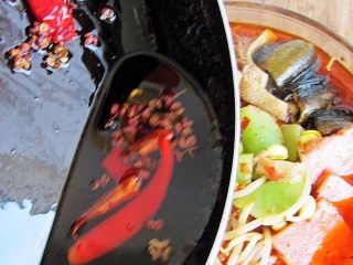 21、正宗毛血旺,把炸好的麻辣油，淋入毛血旺上面。